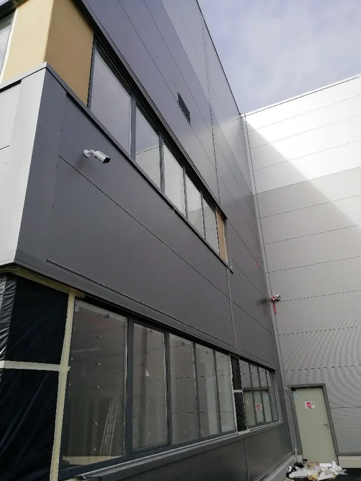 Caméra de vidéosurveillance installée sur une façade industrielle